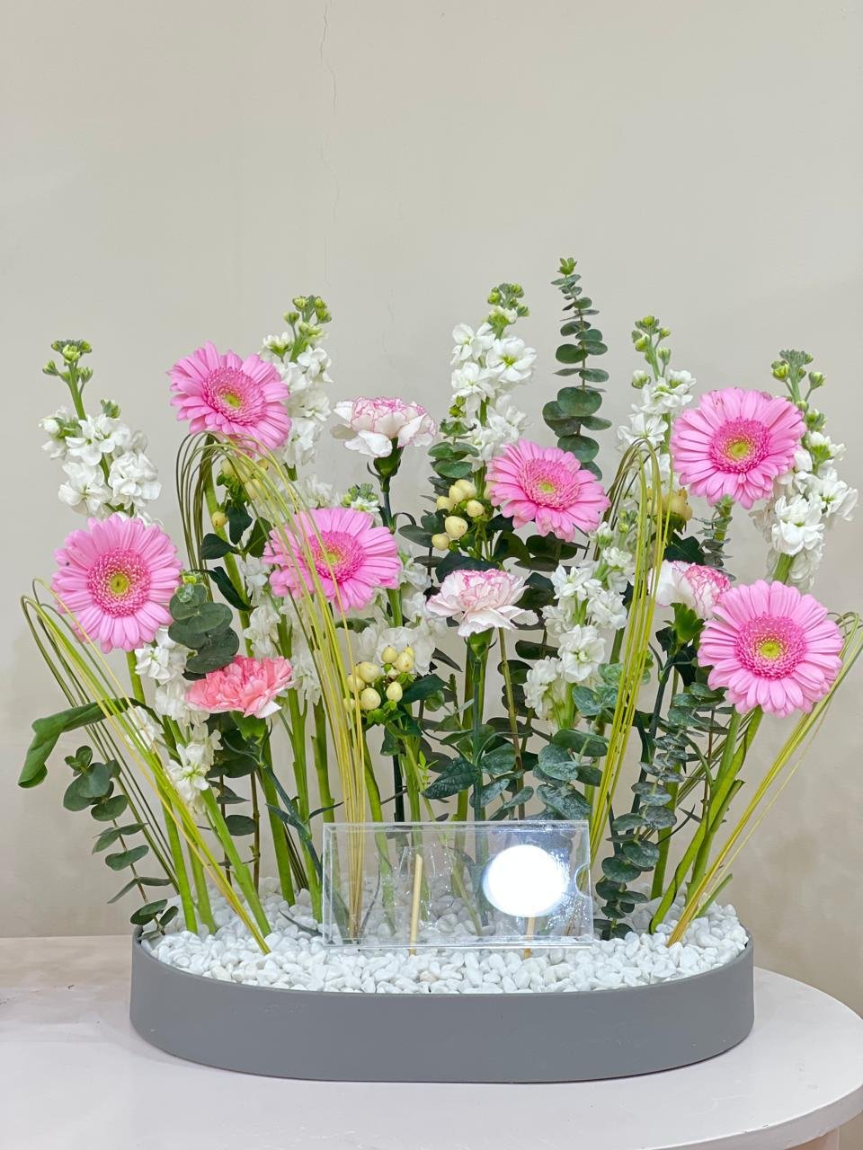 Elegant Pink & White Flower Money Gift Arrangement in Premium Tray