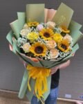 Luxury Sunflower & Rose Bouquet – Fresh Yellow Sunflowers with Cream Roses
