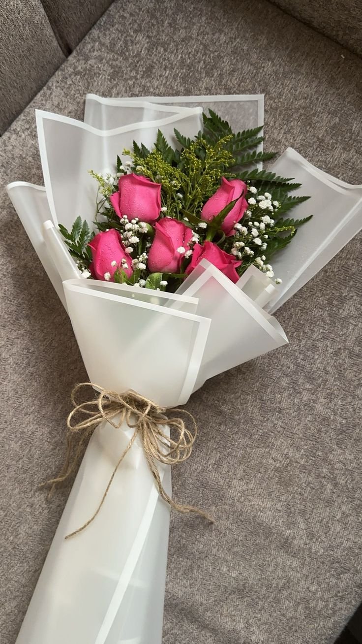 Elegant Pink Rose Bouquet with Baby’s Breath