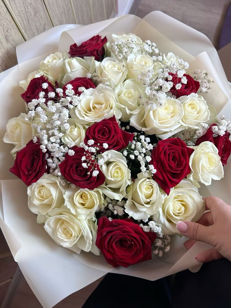 Luxury Red & White Rose Bouquet with Baby’s Breath – Premium Romantic Flower